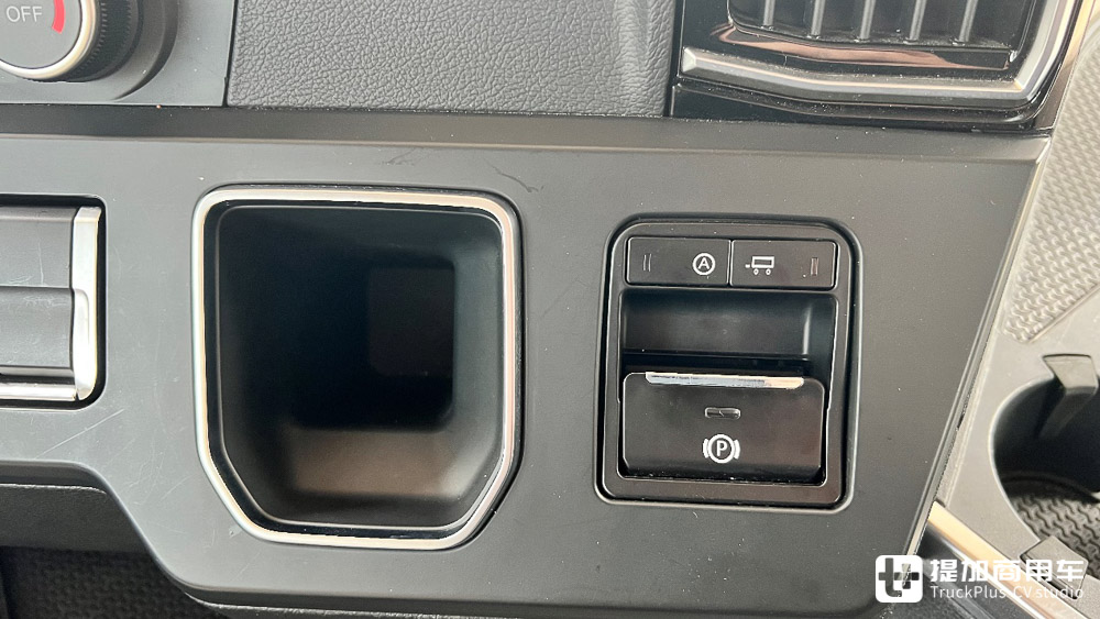 再回旗舰定位,实拍汕德卡C9H奢华版,带你看新一代汕德卡的具体变化 - 第25张 - 提加商用车网 再回旗舰定位,实拍汕德卡C9H奢华版,带你看新一代汕德卡的具体变化 - 第25张