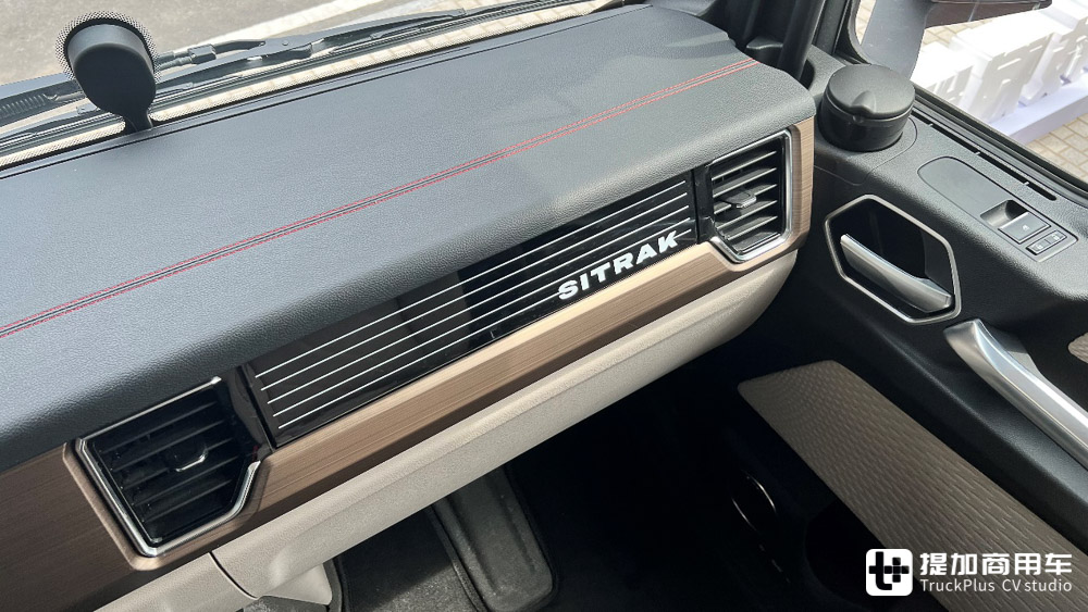 再回旗舰定位,实拍汕德卡C9H奢华版,带你看新一代汕德卡的具体变化 - 第26张 - 提加商用车网 再回旗舰定位,实拍汕德卡C9H奢华版,带你看新一代汕德卡的具体变化 - 第26张