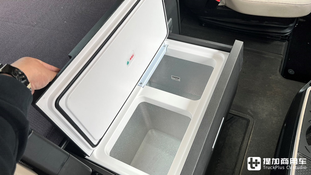 再回旗舰定位,实拍汕德卡C9H奢华版,带你看新一代汕德卡的具体变化 - 第31张 - 提加商用车网 再回旗舰定位,实拍汕德卡C9H奢华版,带你看新一代汕德卡的具体变化 - 第31张