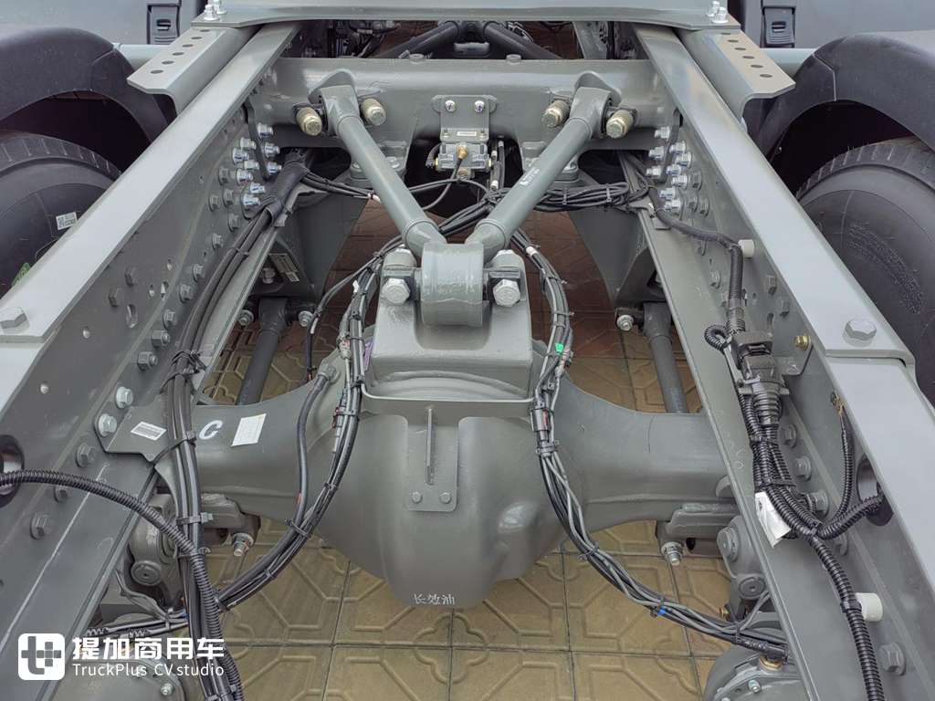 潮流酷炫,专属于年轻人的卡车,豪沃MAX 8X4载货车实拍 - 第12张 - 提加商用车网 潮流酷炫,专属于年轻人的卡车,豪沃MAX 8X4载货车实拍 - 第12张