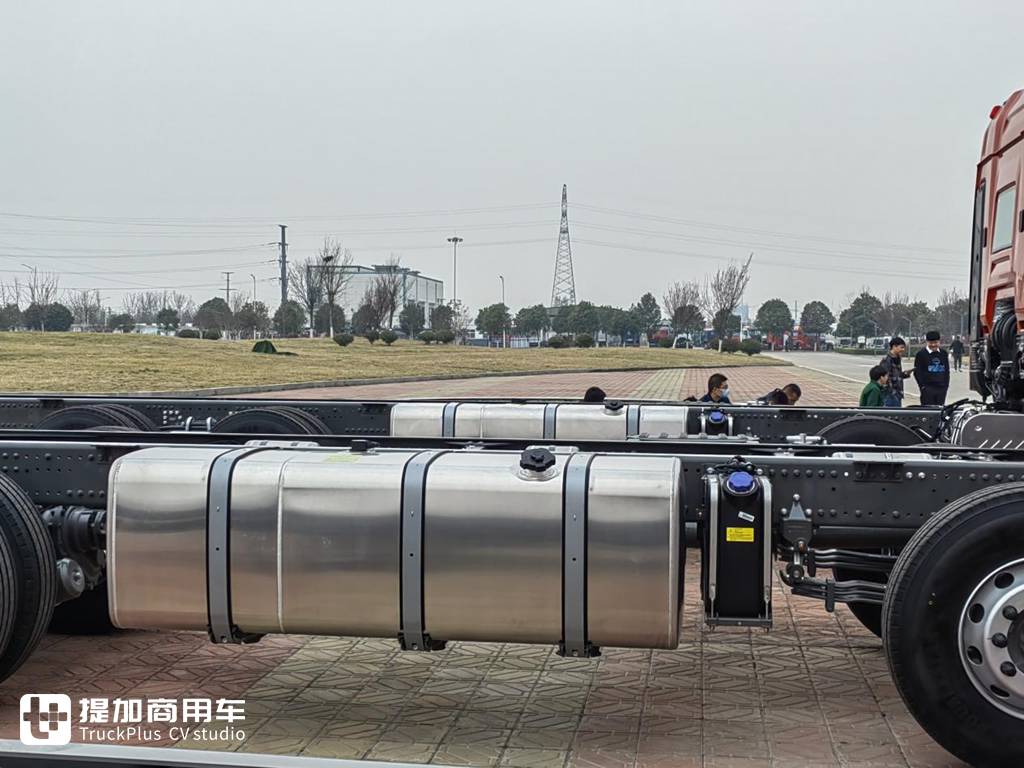 潮流酷炫,专属于年轻人的卡车,豪沃MAX 8X4载货车实拍 - 第13张 - 提加商用车网 潮流酷炫,专属于年轻人的卡车,豪沃MAX 8X4载货车实拍 - 第13张