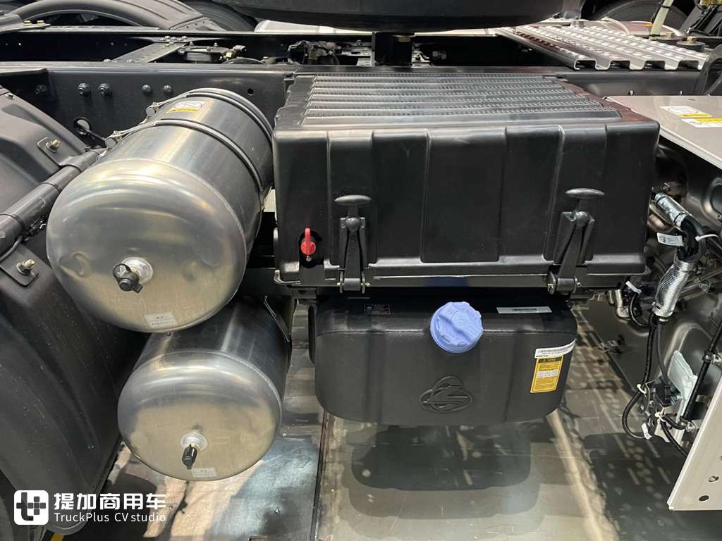 乘龙H5超轻版实拍评测 如何做到自重7.5吨? - 第4张 - 提加商用车网 乘龙H5超轻版实拍评测 如何做到自重7.5吨? - 第4张