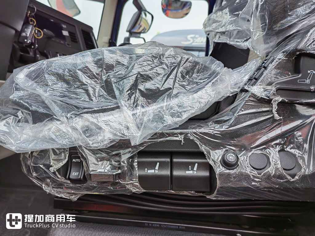 潮流酷炫,专属于年轻人的卡车,豪沃MAX 8X4载货车实拍 - 第5张 - 提加商用车网 潮流酷炫,专属于年轻人的卡车,豪沃MAX 8X4载货车实拍 - 第5张
