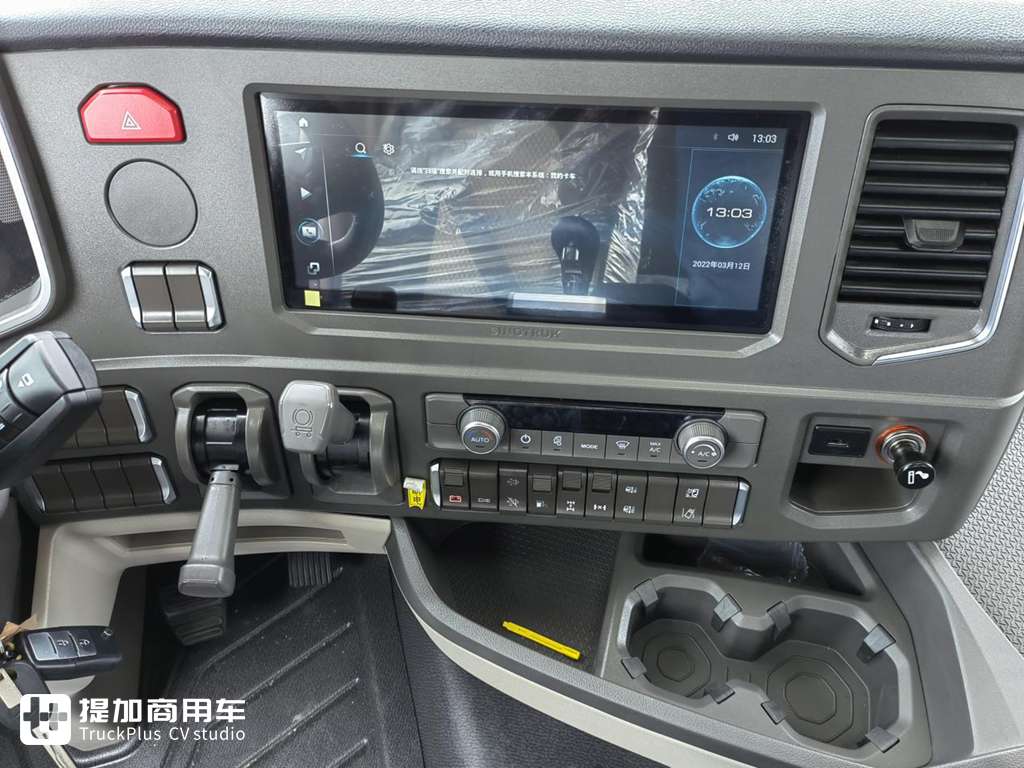 潮流酷炫,专属于年轻人的卡车,豪沃MAX 8X4载货车实拍 - 第7张 - 提加商用车网 潮流酷炫,专属于年轻人的卡车,豪沃MAX 8X4载货车实拍 - 第7张