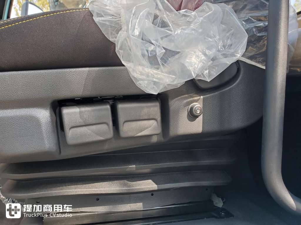 近70方货箱,薄荷蓝涂装抢眼,陕汽德龙L5000新款大单桥载货车实拍 - 第7张 - 提加商用车网 近70方货箱,薄荷蓝涂装抢眼,陕汽德龙L5000新款大单桥载货车实拍 - 第7张