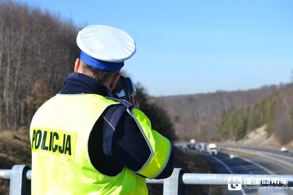 熊孩子扔石头砸车，无人机抓车距过近，欧洲公路警事第一期