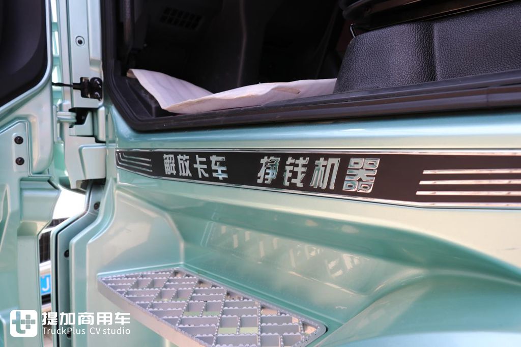 解放旗舰卡车新的天花板?解放鹰途商务舱超详细评测之外观内饰篇 - 第19张