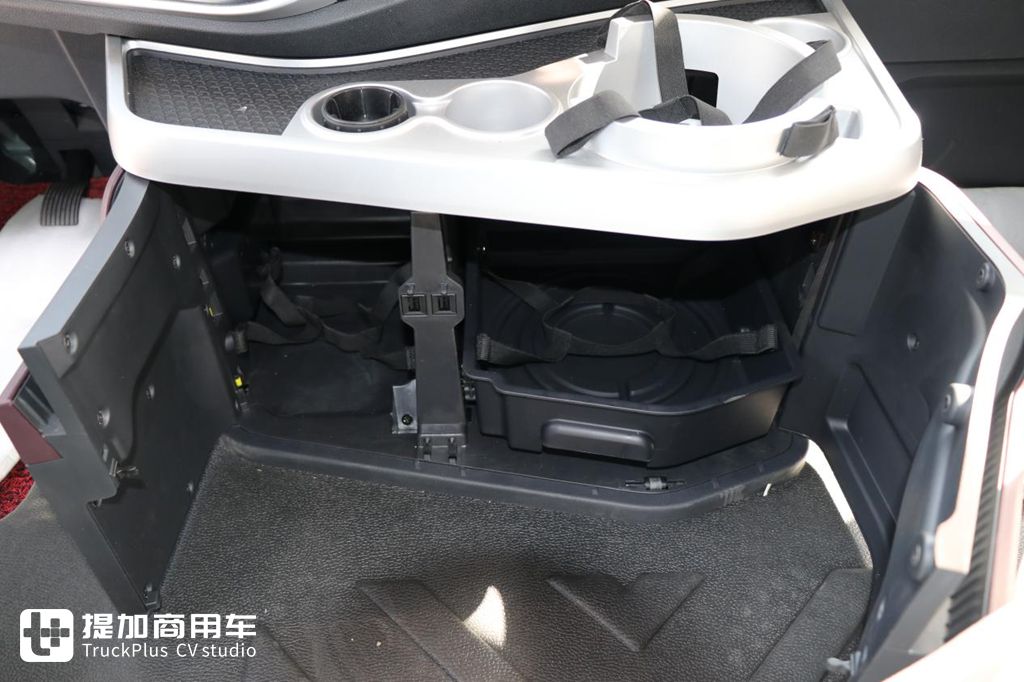 解放旗舰卡车新的天花板?解放鹰途商务舱超详细评测之外观内饰篇 - 第39张