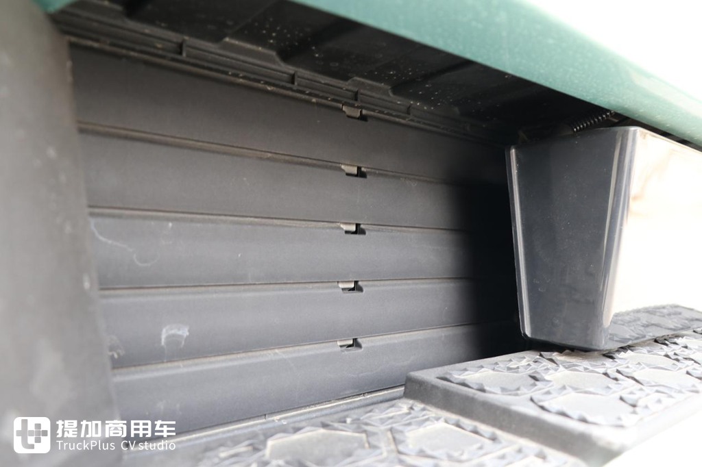 解放旗舰卡车新的天花板?解放鹰途商务舱超详细评测之外观内饰篇 - 第9张