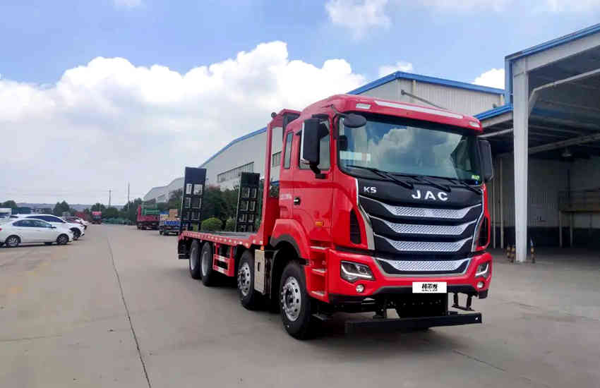 江淮格尔发K5W 8×4挖掘机运输车相当“挖”塞！