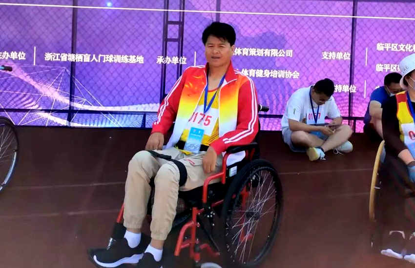 了不起！解放卡友坐在轮椅上，摘下金牌！