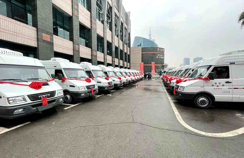 依维柯新得意冷藏车交付湖南省粮食和物资储备局！