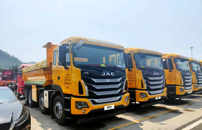 耐用抗造,畅行无阻!砂石料运输就选格尔发8×4自卸车