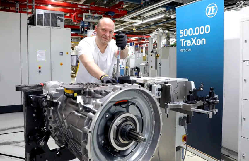 采埃孚德国工厂第50万套传胜自动挡变速箱下线