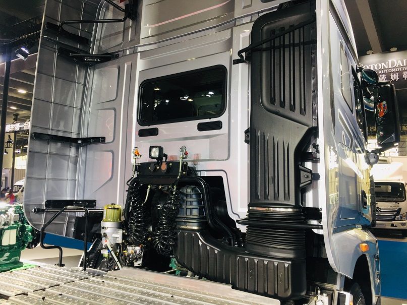 模型与实车对比,带您看解放J7模型还有哪些细节值得改进 - 第3张 - 提加商用车网 模型与实车对比,带您看解放J7模型还有哪些细节值得改进 - 第3张