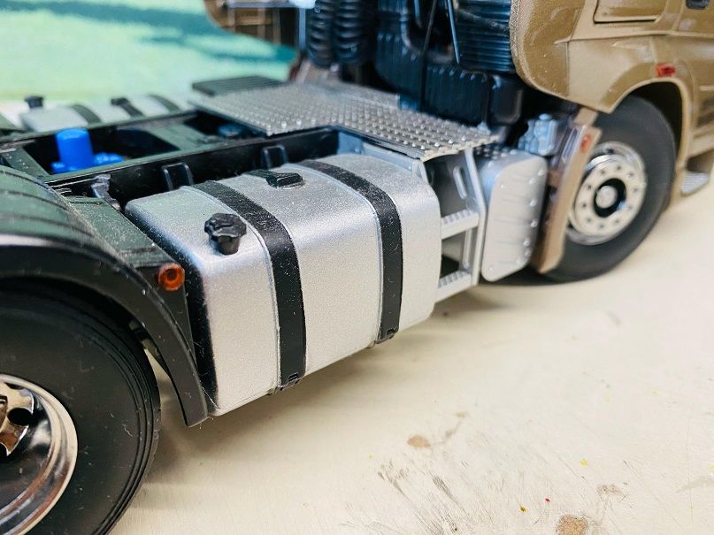 模型与实车对比,带您看解放J7模型还有哪些细节值得改进 - 第17张 - 提加商用车网 模型与实车对比,带您看解放J7模型还有哪些细节值得改进 - 第17张