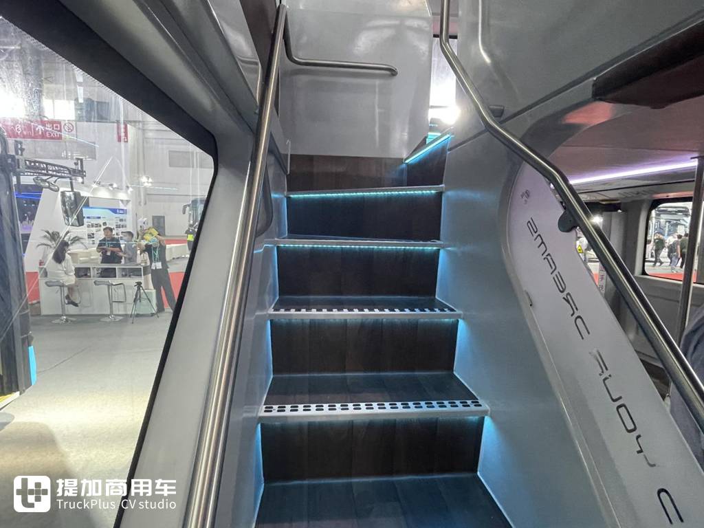 中国首款三轴双层纯电动观光公交车 比亚迪B12D实拍评测 - 第13张 - 提加商用车网 中国首款三轴双层纯电动观光公交车 比亚迪B12D实拍评测 - 第13张