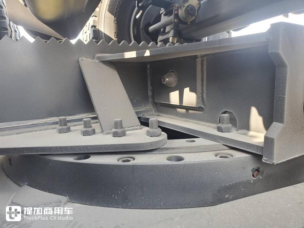 后八轮挂车可以折叠到主车上,陕汽德龙出口版重型木材运输车实拍 - 第5张 - 提加商用车网 后八轮挂车可以折叠到主车上,陕汽德龙出口版重型木材运输车实拍 - 第5张