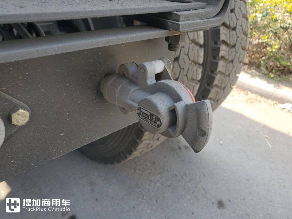 后八轮挂车可以折叠到主车上,陕汽德龙出口版重型木材运输车实拍 - 第7张 - 提加商用车网 后八轮挂车可以折叠到主车上,陕汽德龙出口版重型木材运输车实拍 - 第7张