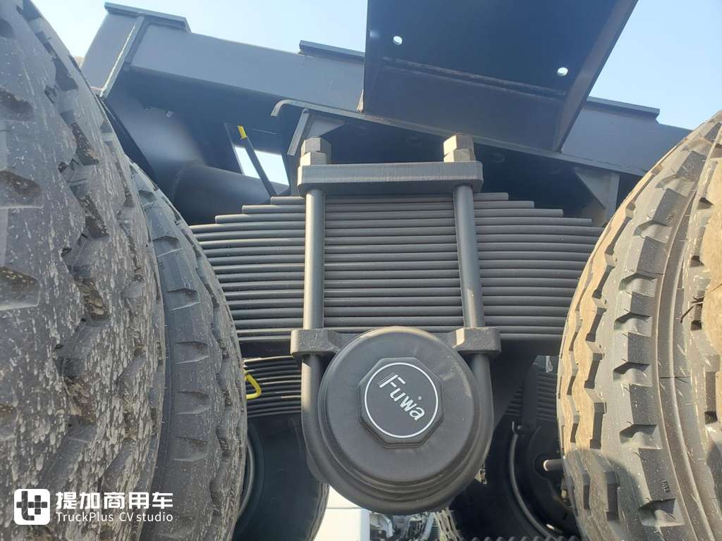 后八轮挂车可以折叠到主车上,陕汽德龙出口版重型木材运输车实拍 - 第8张 - 提加商用车网 后八轮挂车可以折叠到主车上,陕汽德龙出口版重型木材运输车实拍 - 第8张