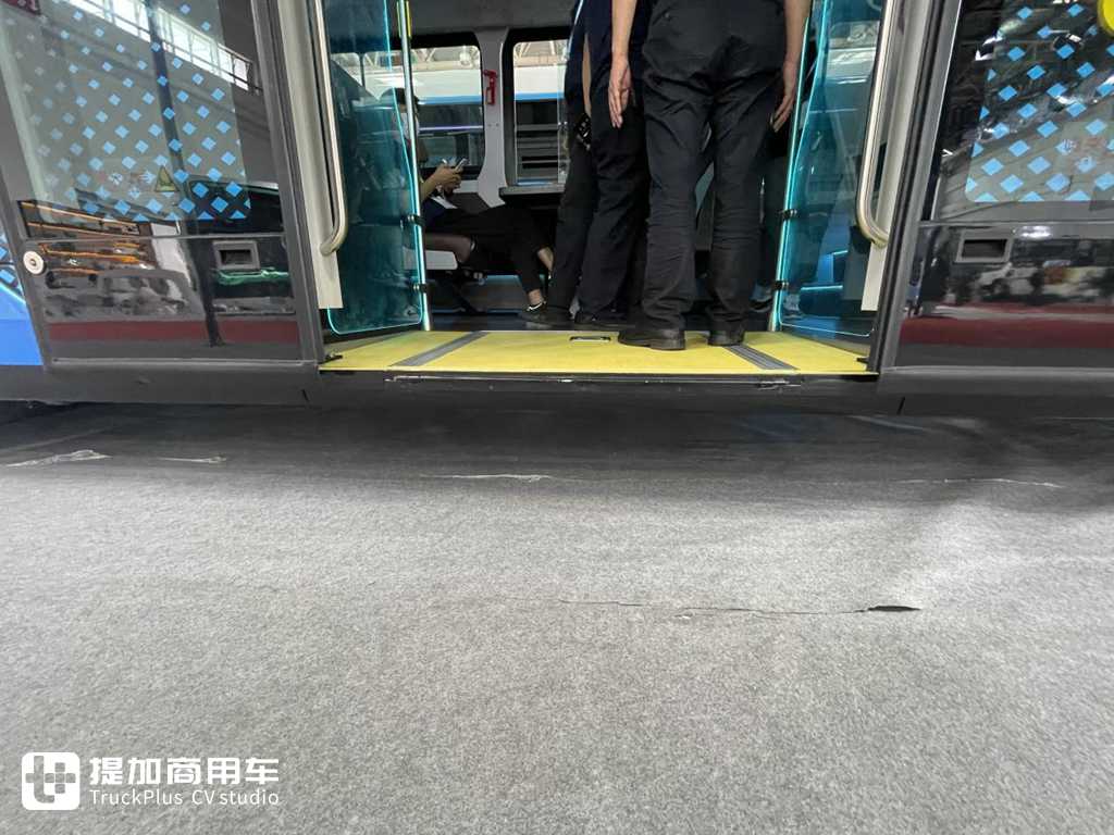 中国首款三轴双层纯电动观光公交车 比亚迪B12D实拍评测 - 第8张 - 提加商用车网 中国首款三轴双层纯电动观光公交车 比亚迪B12D实拍评测 - 第8张