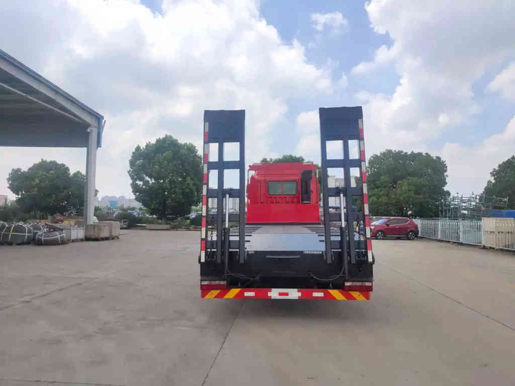 江淮格尔发K5W 8×4挖掘机运输车相当“挖”塞! - 第3张 - 提加商用车网 江淮格尔发K5W 8×4挖掘机运输车相当“挖”塞! - 第3张