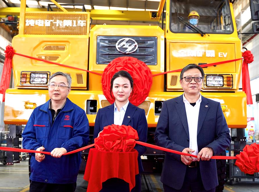 金刚矿霸“绿”动来袭！上汽红岩150吨纯电动宽体自卸车成功下线 - 第1张