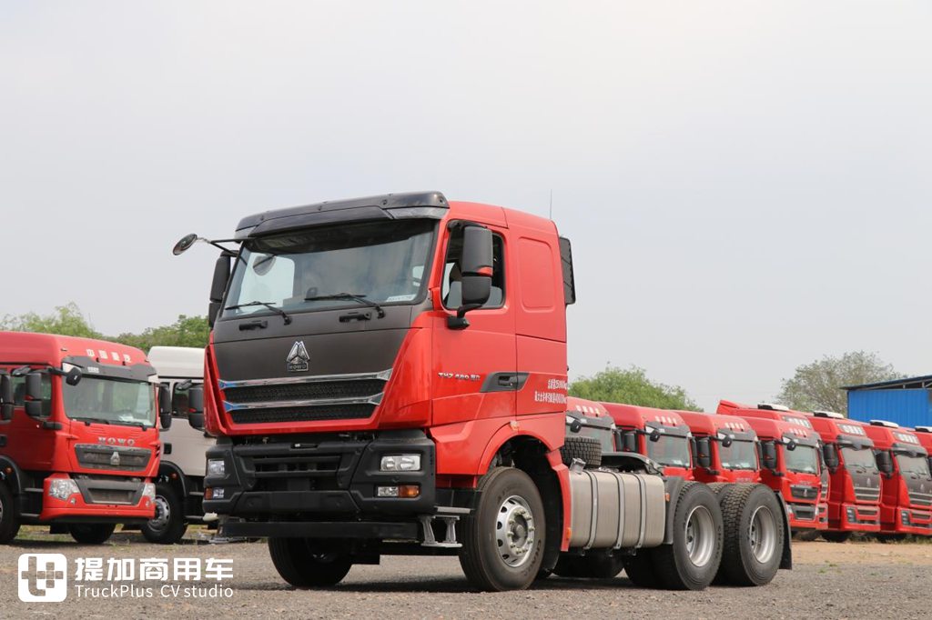 低顶平地板驾驶室,潍柴13L发动机更给力,豪沃TH7犇赢版砂石料牵引车实拍