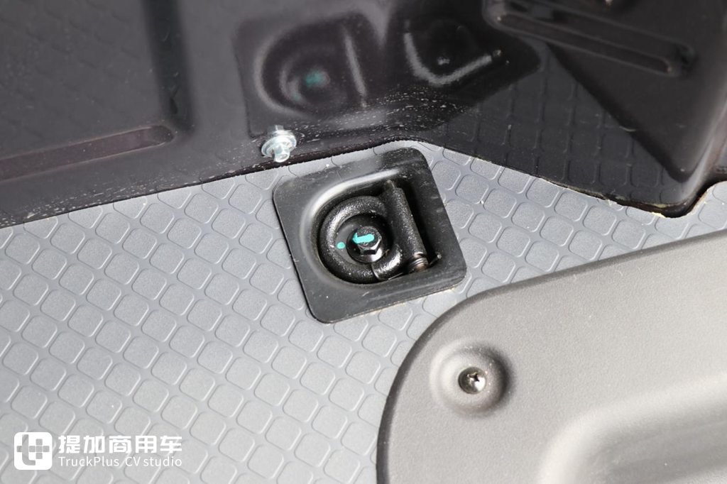 城市物流配送好帮手 东风御风V9轻客实拍评测 - 第10张 - 提加商用车网 城市物流配送好帮手 东风御风V9轻客实拍评测 - 第10张