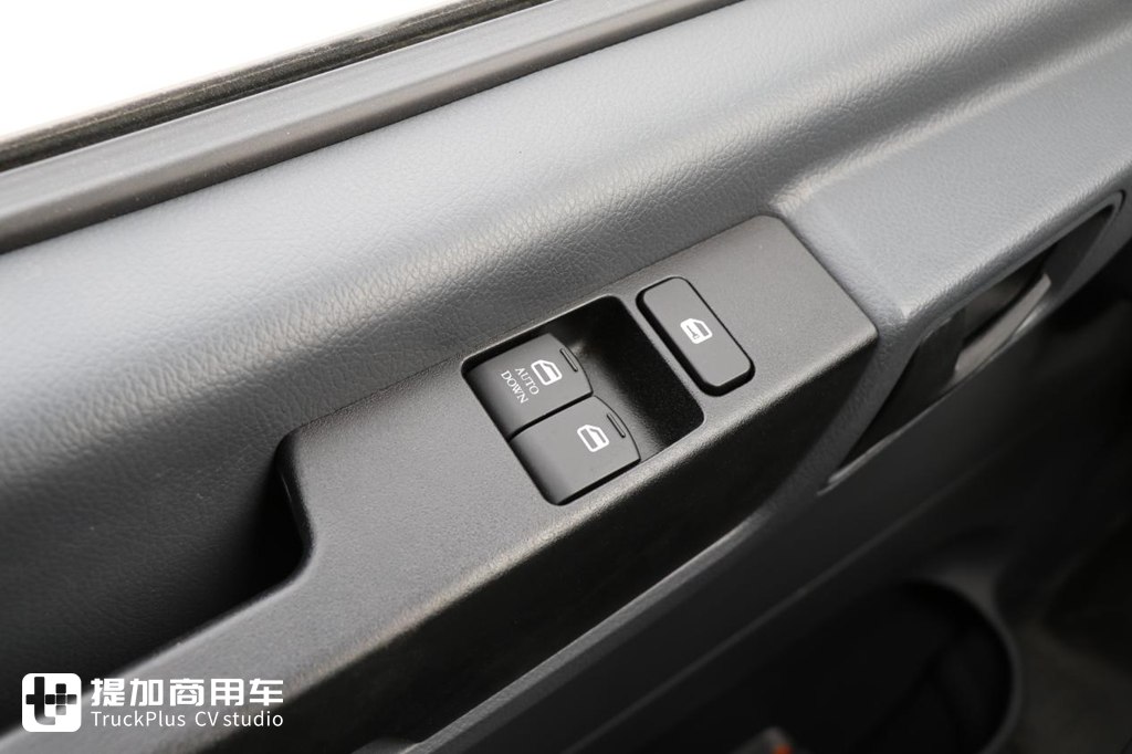 城市物流配送好帮手 东风御风V9轻客实拍评测 - 第13张 - 提加商用车网 城市物流配送好帮手 东风御风V9轻客实拍评测 - 第13张