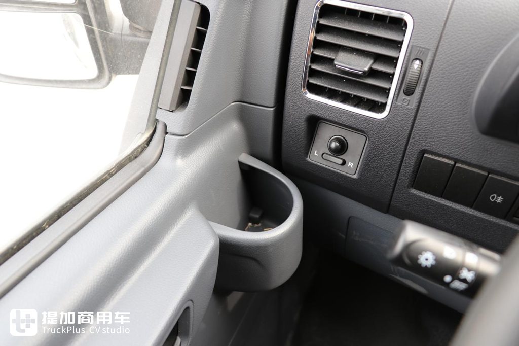 城市物流配送好帮手 东风御风V9轻客实拍评测 - 第14张 - 提加商用车网 城市物流配送好帮手 东风御风V9轻客实拍评测 - 第14张