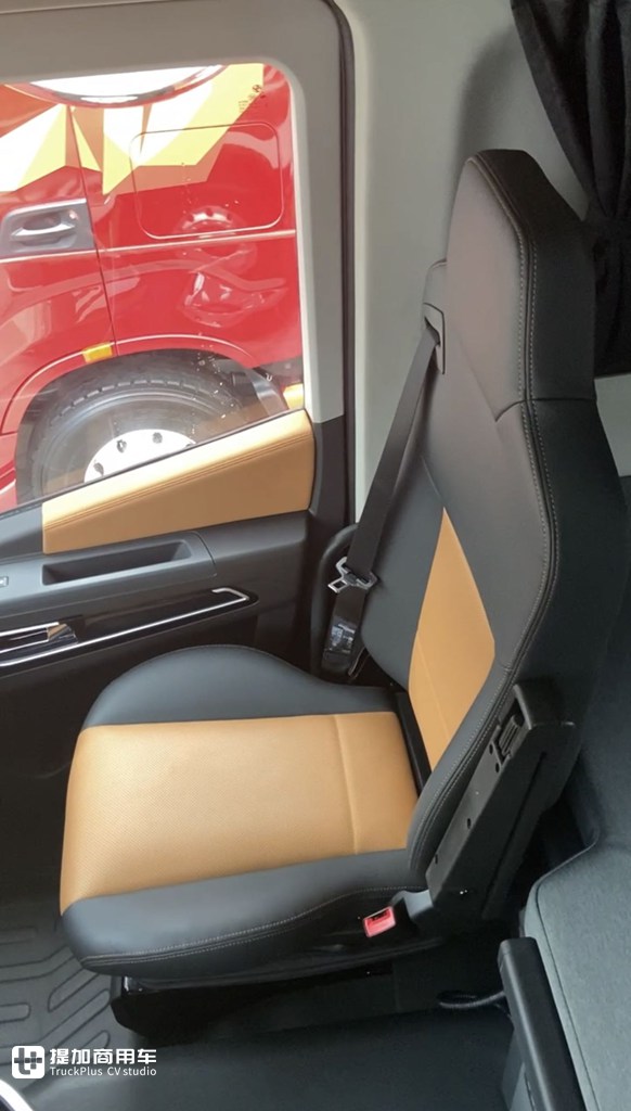 盘点卡车上的专属女王座位 伊思灵华泰副驾驶座椅亮点多多 - 第5张 - 提加商用车网 盘点卡车上的专属女王座位 伊思灵华泰副驾驶座椅亮点多多 - 第5张