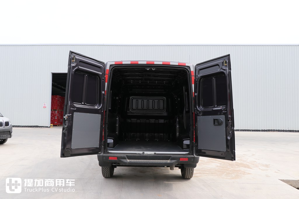 城市物流配送好帮手 东风御风V9轻客实拍评测 - 第7张 - 提加商用车网 城市物流配送好帮手 东风御风V9轻客实拍评测 - 第7张