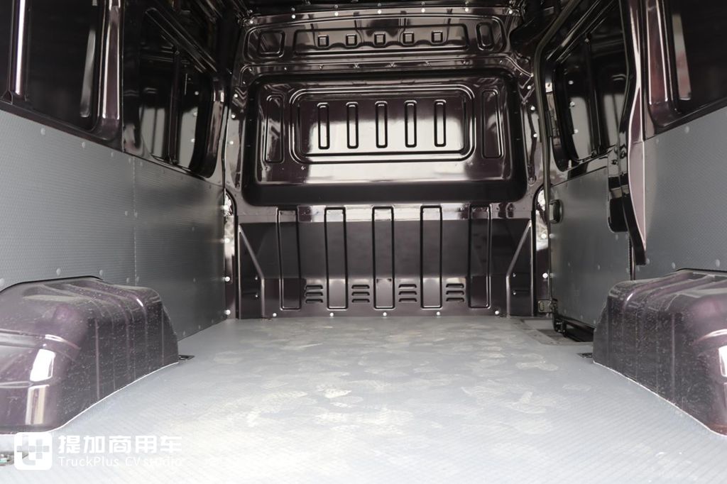 城市物流配送好帮手 东风御风V9轻客实拍评测 - 第8张 - 提加商用车网 城市物流配送好帮手 东风御风V9轻客实拍评测 - 第8张