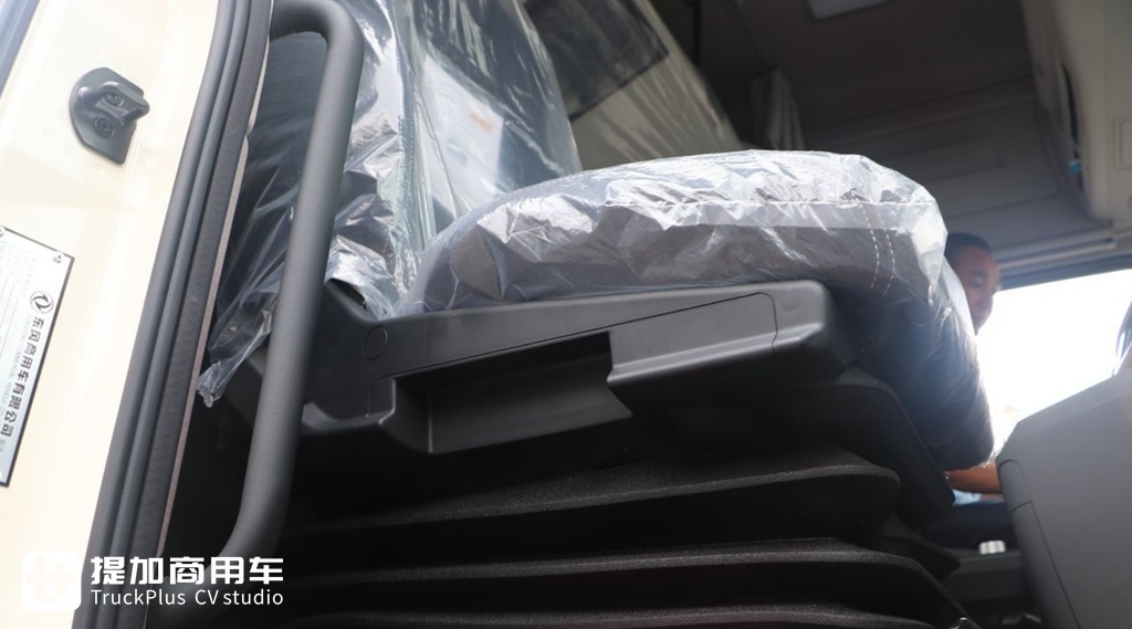 盘点卡车上的专属女王座位 伊思灵华泰副驾驶座椅亮点多多 - 第8张 - 提加商用车网 盘点卡车上的专属女王座位 伊思灵华泰副驾驶座椅亮点多多 - 第8张