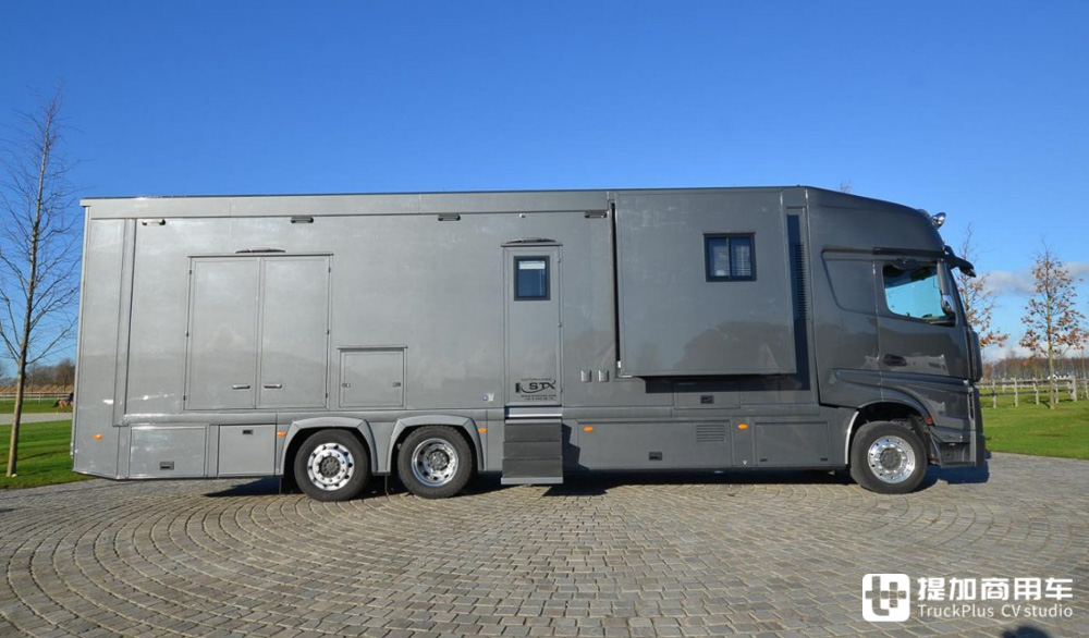 将超跑和房车合而为一，这台奔驰Actros轿运房车你一定别错过