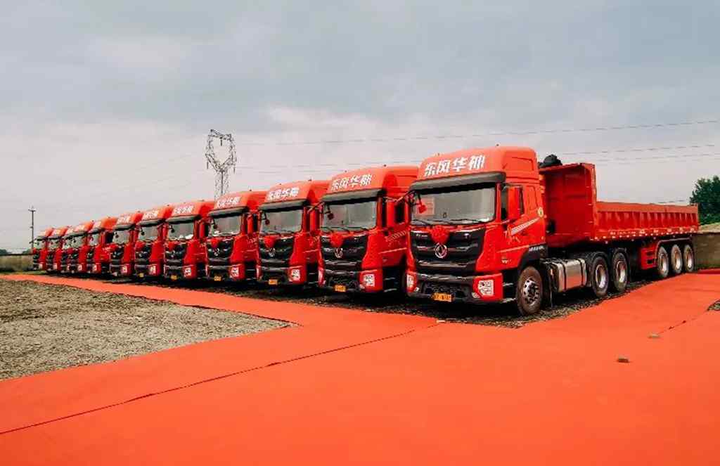 50台华神牵引车首批32台交付成都标杆客户