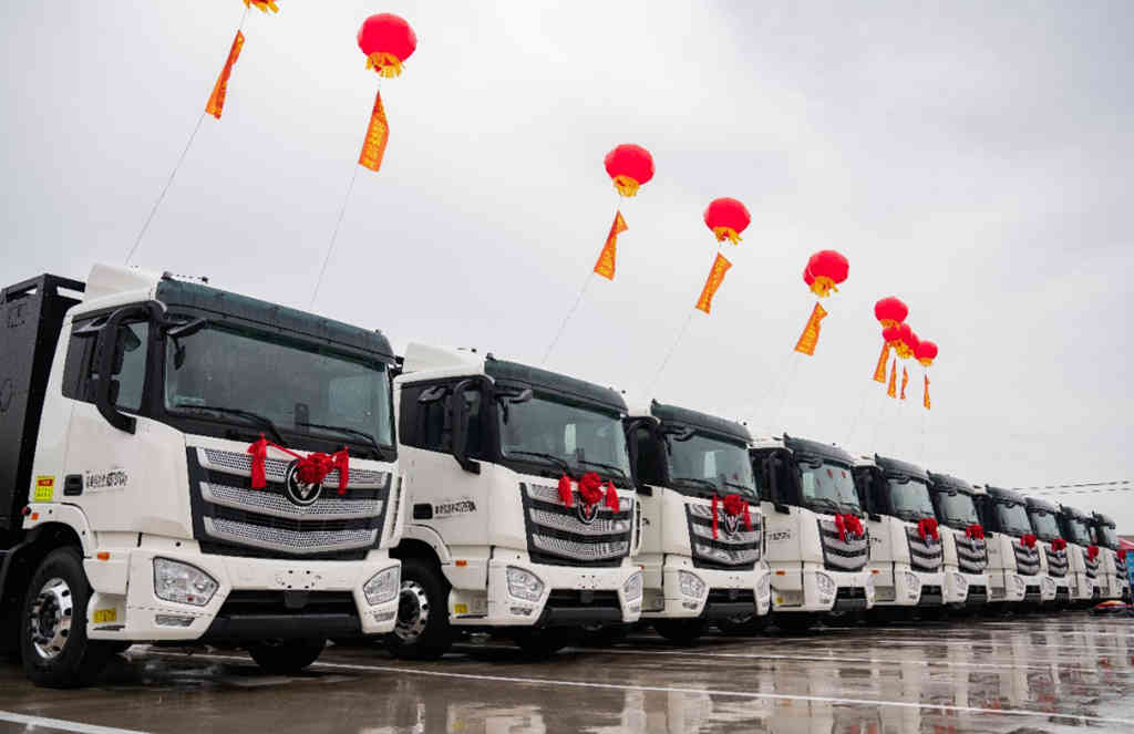 50台欧曼智蓝新能源牵引车成功交付,欧曼为用户打造高效环保运输场景方案