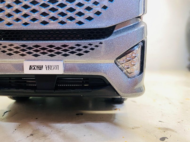 中规中矩的做工中,后桥“彩蛋”眼前一亮,欧曼银河牵引车模型实拍 - 第9张 - 提加商用车网 中规中矩的做工中,后桥“彩蛋”眼前一亮,欧曼银河牵引车模型实拍 - 第9张