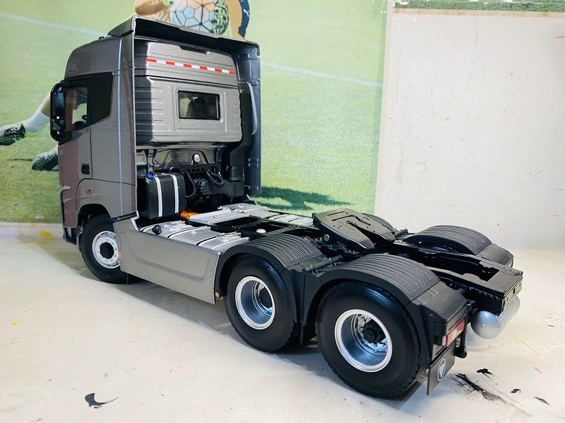 中规中矩的做工中,后桥“彩蛋”眼前一亮,欧曼银河牵引车模型实拍 - 第12张 - 提加商用车网 中规中矩的做工中,后桥“彩蛋”眼前一亮,欧曼银河牵引车模型实拍 - 第12张