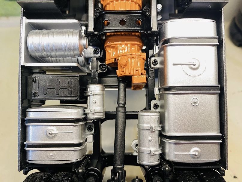 中规中矩的做工中,后桥“彩蛋”眼前一亮,欧曼银河牵引车模型实拍 - 第22张 - 提加商用车网 中规中矩的做工中,后桥“彩蛋”眼前一亮,欧曼银河牵引车模型实拍 - 第22张