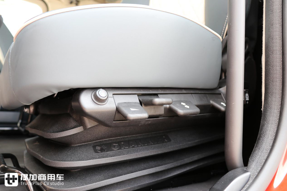 乘龙新一代H5V平台,竟还有6.8米绿通载货车,实拍带您看看配置如何 - 第10张 - 提加商用车网 乘龙新一代H5V平台,竟还有6.8米绿通载货车,实拍带您看看配置如何 - 第10张