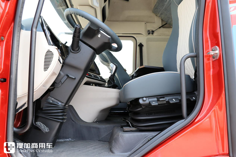 乘龙新一代H5V平台,竟还有6.8米绿通载货车,实拍带您看看配置如何 - 第9张 - 提加商用车网 乘龙新一代H5V平台,竟还有6.8米绿通载货车,实拍带您看看配置如何 - 第9张