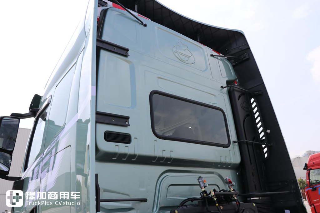 自重仅7.38吨,龙鳞外观新内饰,带您了解最新发布的乘龙H5V轻量化牵引车 - 第10张 - 提加商用车网 自重仅7.38吨,龙鳞外观新内饰,带您了解最新发布的乘龙H5V轻量化牵引车 - 第10张