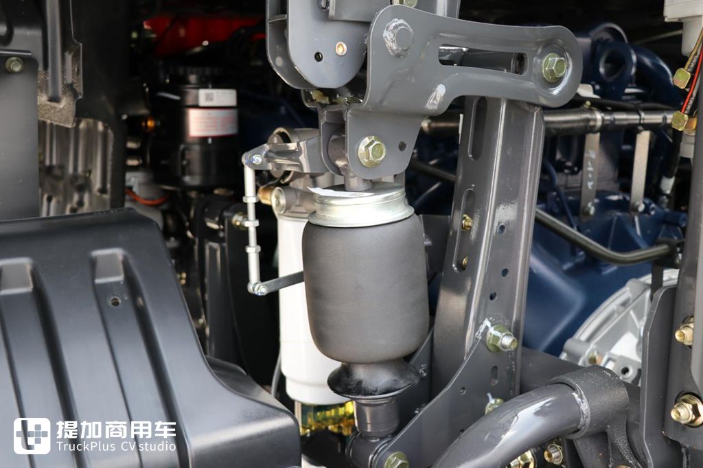 自重仅7.38吨,龙鳞外观新内饰,带您了解最新发布的乘龙H5V轻量化牵引车 - 第11张 - 提加商用车网 自重仅7.38吨,龙鳞外观新内饰,带您了解最新发布的乘龙H5V轻量化牵引车 - 第11张