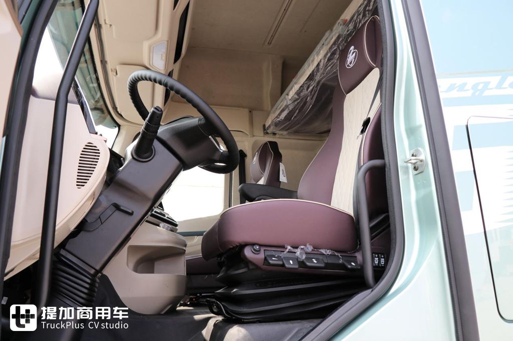 自重仅7.38吨,龙鳞外观新内饰,带您了解最新发布的乘龙H5V轻量化牵引车 - 第13张 - 提加商用车网 自重仅7.38吨,龙鳞外观新内饰,带您了解最新发布的乘龙H5V轻量化牵引车 - 第13张