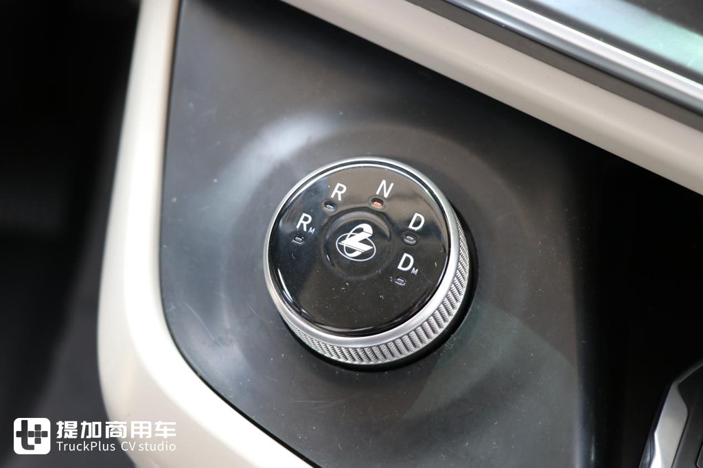 自重仅7.38吨,龙鳞外观新内饰,带您了解最新发布的乘龙H5V轻量化牵引车 - 第21张 - 提加商用车网 自重仅7.38吨,龙鳞外观新内饰,带您了解最新发布的乘龙H5V轻量化牵引车 - 第21张