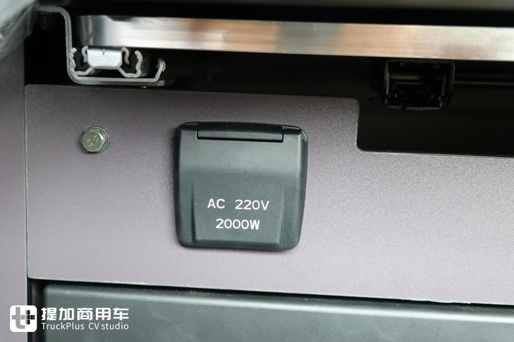 自重仅7.38吨,龙鳞外观新内饰,带您了解最新发布的乘龙H5V轻量化牵引车 - 第25张 - 提加商用车网 自重仅7.38吨,龙鳞外观新内饰,带您了解最新发布的乘龙H5V轻量化牵引车 - 第25张