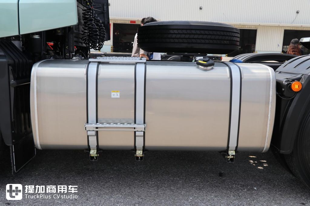 自重仅7.38吨,龙鳞外观新内饰,带您了解最新发布的乘龙H5V轻量化牵引车 - 第32张 - 提加商用车网 自重仅7.38吨,龙鳞外观新内饰,带您了解最新发布的乘龙H5V轻量化牵引车 - 第32张