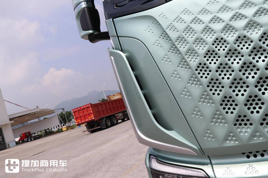 自重仅7.38吨,龙鳞外观新内饰,带您了解最新发布的乘龙H5V轻量化牵引车 - 第6张 - 提加商用车网 自重仅7.38吨,龙鳞外观新内饰,带您了解最新发布的乘龙H5V轻量化牵引车 - 第6张